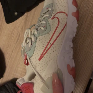 Skor  - Säljer dessa skorna då de ej kommer till användning. Köpt för 1400 säljer 600 kr. Köparen står för frakt💜