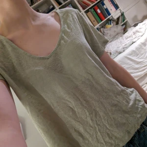 Grön linne t shirt  - Fin grön linne t shirt ifrån hm, bra kvalitet. Har knappast använt 