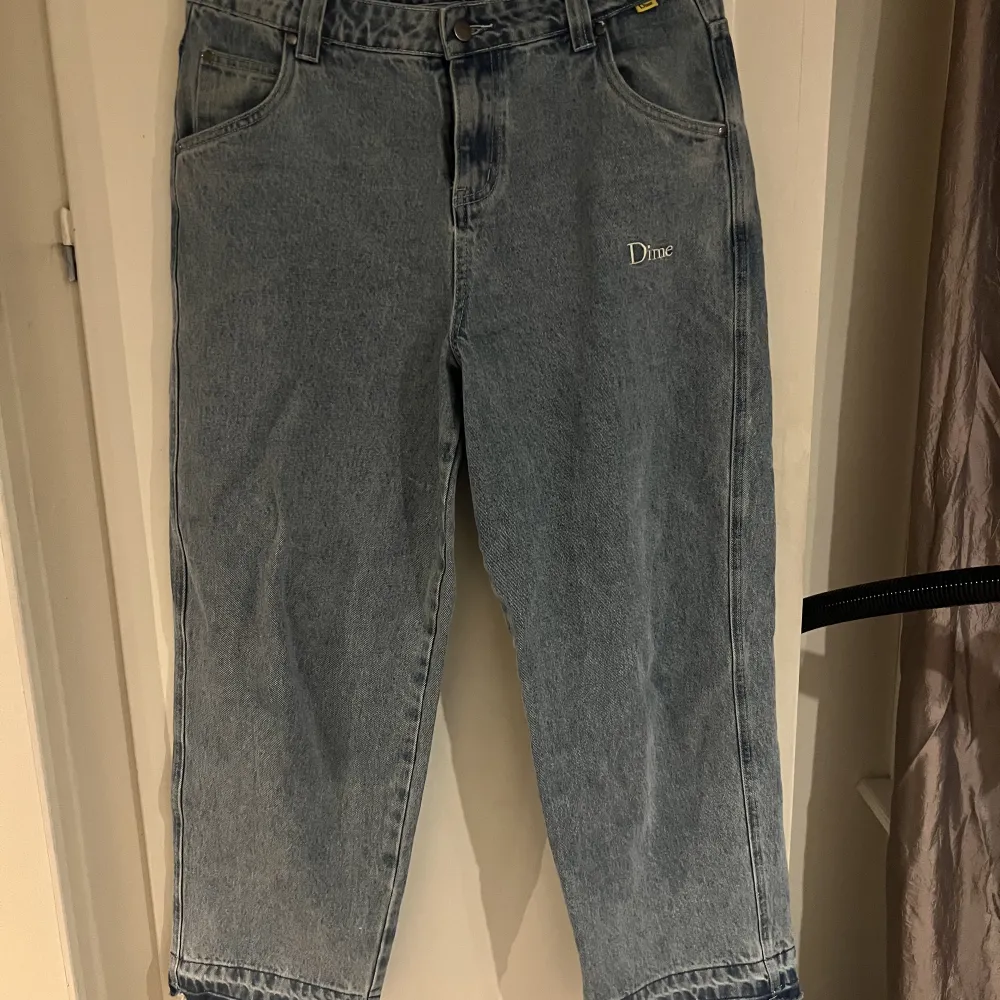 Hej, säljer min Dime Jeans.  Har en oversized fit och har klippts upp i benöppningen för att få fram fransarna för att ge mera karaktär till byxorna.  Bild på hur byxorna sitter på finns, bara att höra av sig. . Jeans & Byxor.
