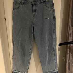 Dime Jeans  - Hej, säljer min Dime Jeans.  Har en oversized fit och har klippts upp i benöppningen för att få fram fransarna för att ge mera karaktär till byxorna.  Bild på hur byxorna sitter på finns, bara att höra av sig. 