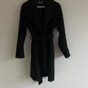 Kappa  - Ullkappa svart från Esprit storlek xs, med knytskärp,  inget att anmärka på, 