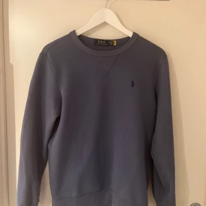 Ralph lauren  - En väldigt snygg Ralph lauren sweatshirt, aldrig använd så 10/10 i cond !🏌🏽‍♂️