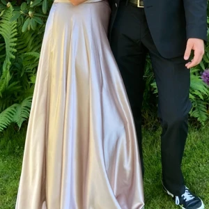 IVORYFIELDS balklänning M - Säljer min dotters balklänning använd en gång  Färg champagne och storlek 6 ( motsvarar 38 )  Hon var 172 lång när den användes  Inköpt IVORYFIELDS NK 2022 för 3200 kr