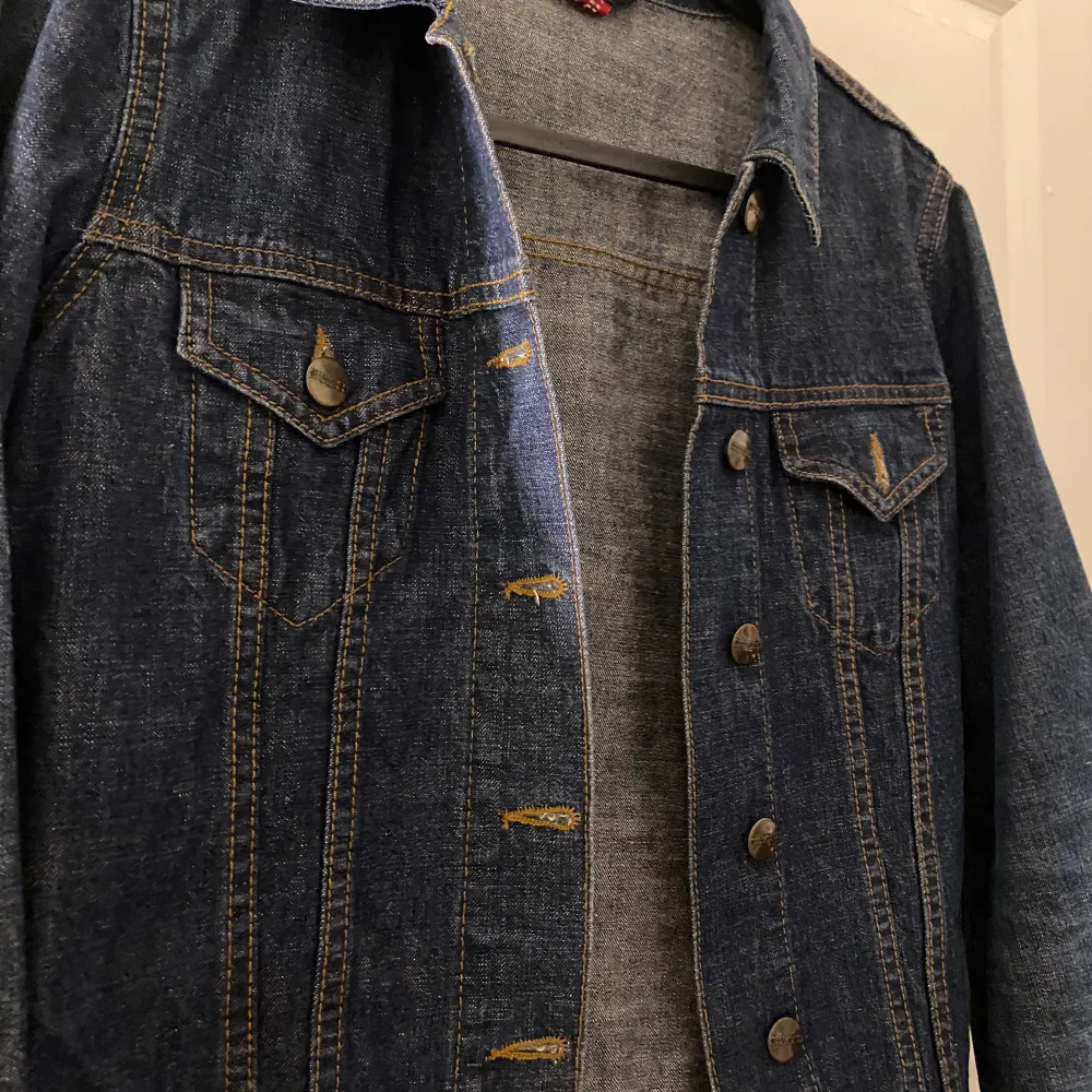 Säljer denna jeans jackan då den inte kommer till användning, jättefin nu till våren och sommaren☺️. Jackor.