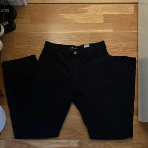 Ett par superfin svarta jeans med unika fickor 🫶🏽Sitter typ straight / lite baggy, kom gärna privat för mer info om mått i liknande 💗