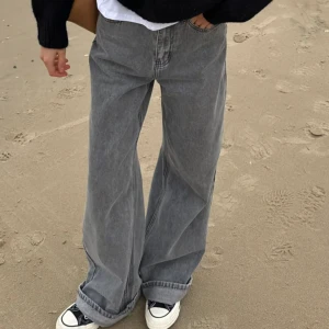 Gråa jeans  - Helt oanvända gråa jeans från le magda. Tyvärr lite för korta för mig💛💕 