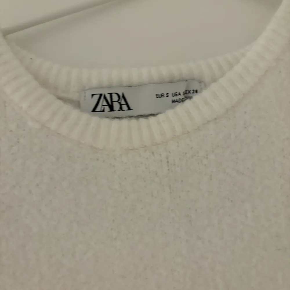 Jättefin skön stickad tröja från Zara. Den är använd endast fåtal gånger och är i super skick. Den är storlek S men skulle nog säga att den passar storlek XS också. Den är utan defekter och materialet i tröjan är som lite fluffigt💞💞. Tröjor & Koftor.