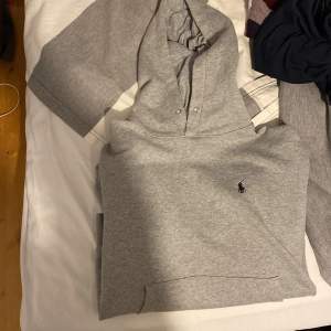 Säljer denna fina Ralph lauren hoodie som har blivit för liten på mig, tröjan är använd spartsamt och är i jättefint skick Skick 9/10