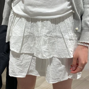 Vit volangkjol❤️ - Säljer denna gulliga vita volangkjol med fina blommor som detaljer då den inte längre kommer till användning❣️