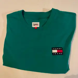 Säljer min grönblå t-shirt från Tommy Hilfiger stl.S. 💙💚Endast använd vid tre tillfällen så i fint skick. Nypris 549 kr, säljer för 150 kr exklusive frakt/mötas upp. 