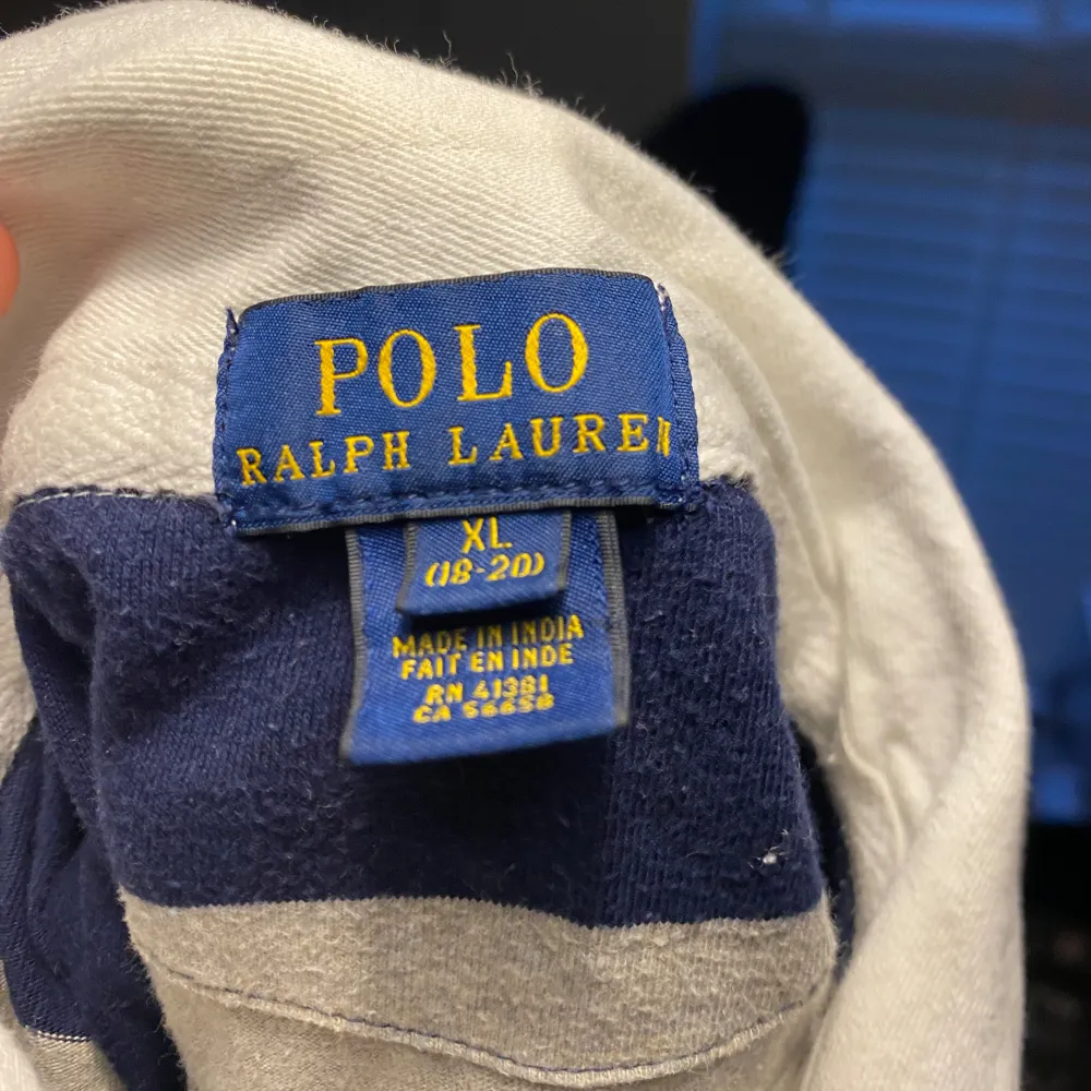 säljer denna riktigt feta ralph lauren rugbytröja . skick 8,5/10 gammal men ej sliten. Liten i storlek. Nypris 1999kr, mitt pris 150kr, Storlek XL men passar bättre på L. Skjortor.