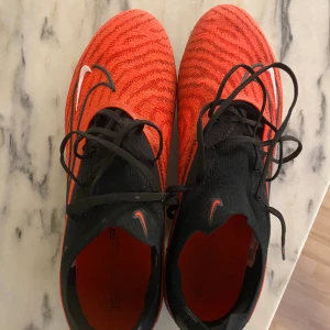 Nike Phantom GX konstgräs - Nike Phantom GX 2 AG, väldigt svåra att få tag i. Konstrgrässkor i extremt bra skick. Bara använda 4 träningar, säljer pga av att de var för små. Storlek 45