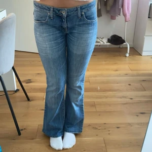 Vintage jeans - Säljer de här superfina jeansen jag köpte på plick då dem var för stora och för korta på mig som är 163.💗41 cm rakt över midjan och innerbenslängd 73 cm💓 skriv om ni har frågor💗