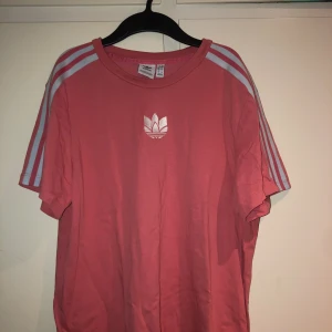 Oversized adidas T-shirt  - Använd 1 gång, oversized 