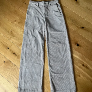 Manchesterbyxa beige - Medelhög midja. Använda kanske 2 gånger. Som nya i skick