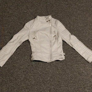 Skinnjacka  - Detta är en skinnjacka som jag säljer då det inte är i min storlek och inte haft någon användning till. Den är helt oanvänd och har inga defkter. Den är grå ifrån MISSÄY