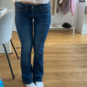 G-star jeans - Säljer mina superfina g-star jeans i modellen midge bootcut då dem inte kommer till användning💗storlek26/32 och passar mig perfekt som är 163💓köpta för 1300 kr. Skriv om ni har frågor💗bara lite slitna nertill som syns i bilden❣️