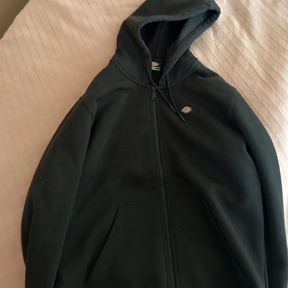 Dickies zip hoodie i gott skick utan några defekter passar i både S/XS. Hoodies.