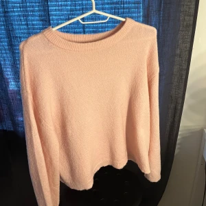 Ljusrosa stickad tröja  - Använd 1 gång, säljer pga lite kort i ärmarna på mig! 