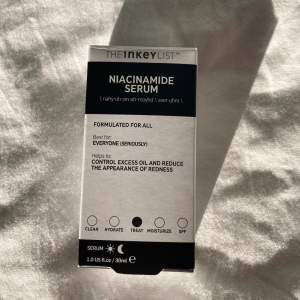 Niacinamide serum. Säljer då det inte passar inte min hudtyp. Testad en gång. Nypris runt 119. Hör av dig för fler frågor🩷