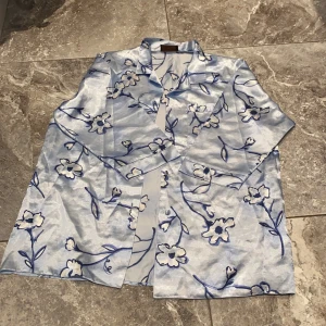 Pyjamaströja  - Lätt och bekväm silke pyjamaströja. Inte så mycket använd. Härlig färg och motiv. Säljs pga garderobrensning. Kika gärna på mina andra annonser, säljer mycket:) 