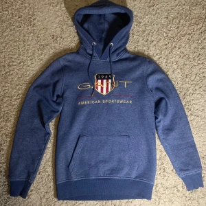 GANT hoodie - hej, säljer min jätte fina gant hoodie med en fin blå färg. Hoodien är knappt använd och har inga fel alls som ny. Storleken är XS. Skriv för mer funderingar! Varan hämtas i Malmö, oxie.