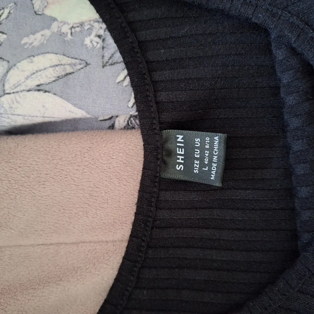 En långärmad crop-top tröja i svart ifrån Shein. Tröjor & Koftor.
