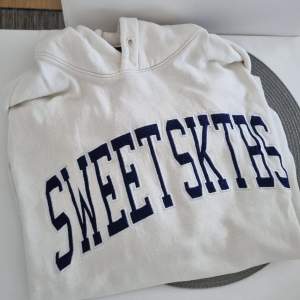 Säljer denna Sweet Sktbs hoodie från Junkyard, strl S, lite urtvättad så skulle säga att den är vit💕  Saknar snören (därav priset) men annars i fint skick Ny pris:699 Pris går att diskutera💞