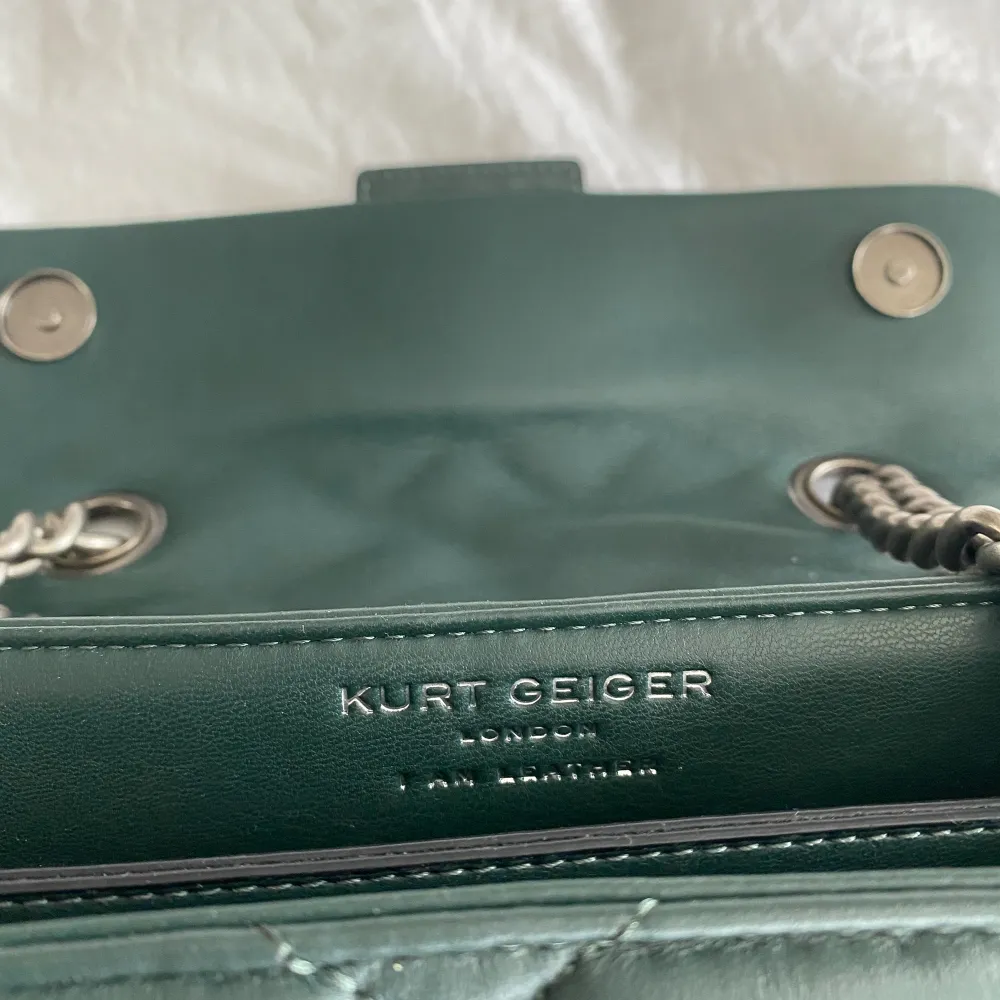 Jättesnygg grön Kurt Geiger väska som jag älskar! Man får plats med ALLT i den och jag har använt den så mycket men det syns inte. Priset går att diskutera men nypris ligger runt 2500 kr. Måtten är 19x26x8.5 cm💗💗. Väskor.