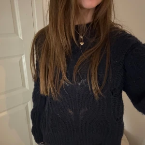 Stickad tröja - Säljer denna söta marinblåa stickade tröja, i bra skick🩷