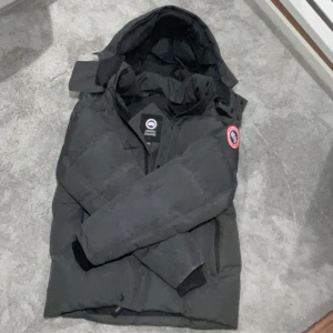 Canada goose wyndham - Säljer min helt nya Canada goose jacka. Tar emot byten. Nypris ligger runt ca 13-14 tusen. Inga skador eller konstigheter. Inget kvitto. S men passar även Xs. Kan gå ner i pris.