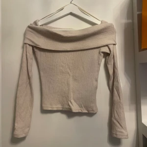 Biege off shoulder topp - Säljer denna off shoulder tröjan, använd 1 gång🤍
