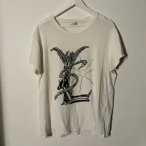 Fet laidback t-shirt perfekt nu till våren och sommaren. Inga defekter och endast använd 1 gång. Nypris 2600kr. Storlek L men passar även för Medium. Hör av dig vid minsta fråga😊