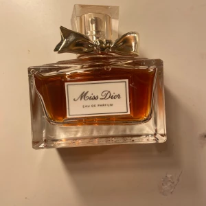 Miss dior parfum - Säljer denna då den inte använda, bara testad en gång.  Paketet finns inte kvar, men innehållet är 50 ml💖