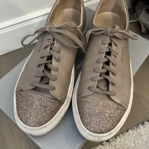 Axel Arigato Skor - Så fina skor från Axel Arigato i Stl 38, nypris 2600kr. Använda ett fåtal gånger och i superfint skick❤️helt slutsålda