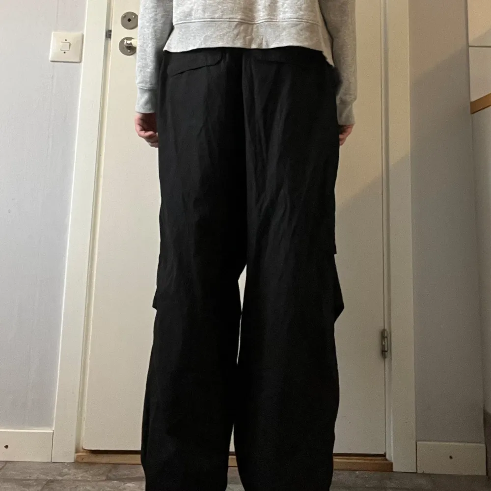 Svarta parachute byxor från H&M.  Jag är 172 cm lång för referens. . Jeans & Byxor.