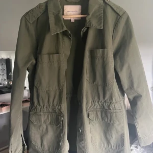 Jeansjacka - Superfin och trendig jeansjacka😍😍 toppskick då den knappast är använd!! Köparen står för frakten💌