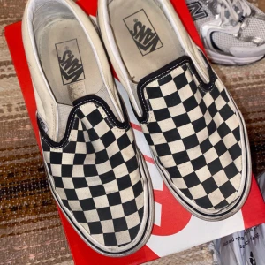 Checkered Vans - Använd många gånger men är i rätt bra skick. Köptes för 639:-, säljer för 200:-.