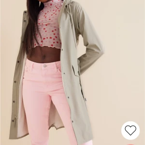 Regnjacka från Nelly.com - Beige regnjacka från Nelly.com, trodde den skulle komma till användning. Men bara hängt i garderoben. 🤎 Nypris: 999kr