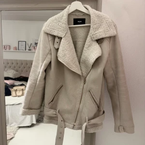 bikerjacka  - Vit/beige Bikerjacka från bikbok i strl M  fint skick🤍