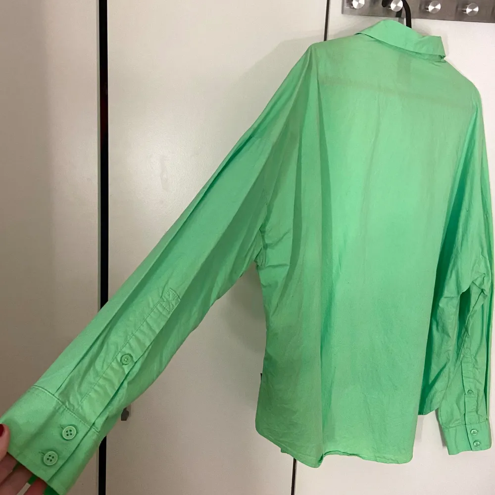 Grön oversize skjorta från ASOS i storlek 36💚 Använd en gång!🫶🏼. Blusar.