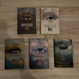 Shatter me - Alla böcker är i perfekt skick, bara Ignite me som har vikt sig, därav säljer jag den för 85. De andra böckerna är för 95kr.  För alla böcker skriv till mig!! (Ser till att paketera böckerna ordentligt så de inte kommer till skada)💕