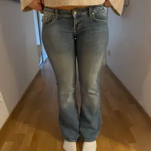 Knappt använda lågmidjade ltb jeans i modellen ROXY - vicky wash! Säljer för att dom var för stora på mig, det är min kompis på bilden, men perfekt i längden (jag är 164). Köpt för 860kr på Zalando! Midjemåttet: 88cm
