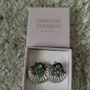 Caroline Svedbom örhängen använda vid tre tillfällen. Nypris 895kr