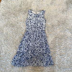 Säljer denna klänningen från Kappahl. Den är blå och vit med blommor på och en liten volang. Den är i nyskick då den är använd 1 gång. Kontakta mig för fler bilder!👍🏻