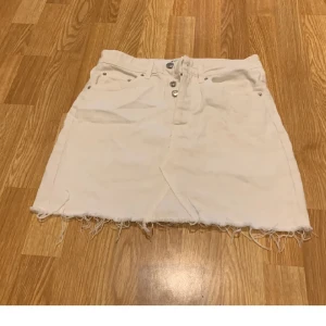 Jeans kjol💙 - Jeanskjol vit så fin till vpr och sommar💙