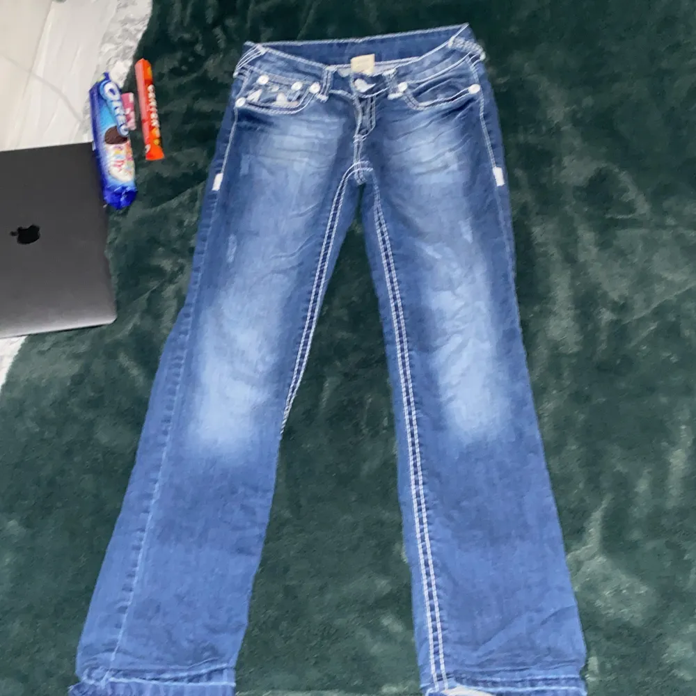 Fina bootcut truereligion jeans med vit söm och bra skick 💕innerbenslängden - 72 cm, midjemått - 35 cm 💕. Jeans & Byxor.