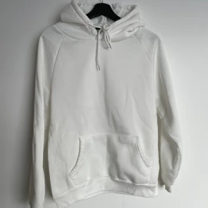 Vit hoodie - Basic vit hoodie. Den har lite noppror på fickan men tror dom borde gå att ta bort. Storlek M men är som S. DM för fler bilder.