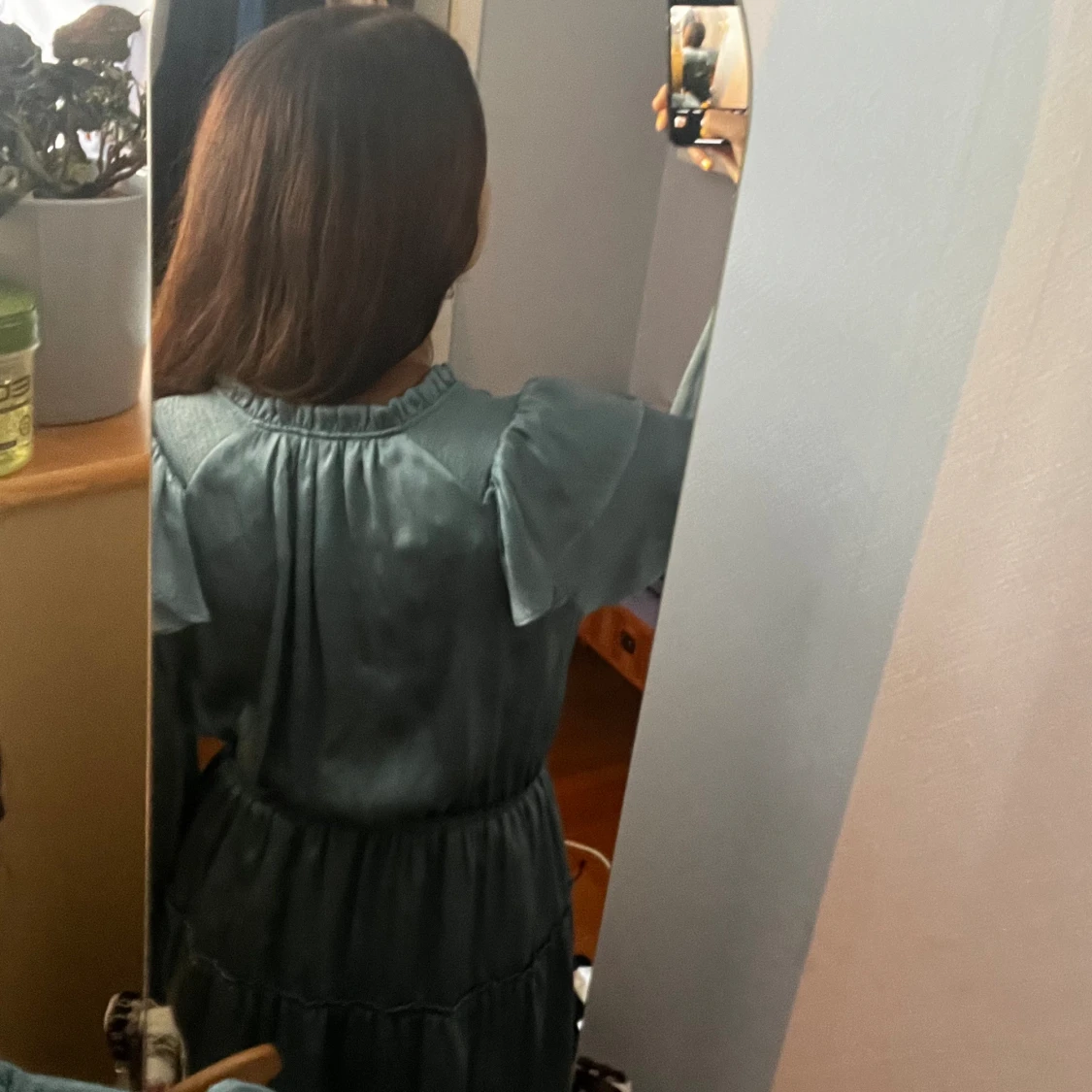 Satinerad blå klänning - 91