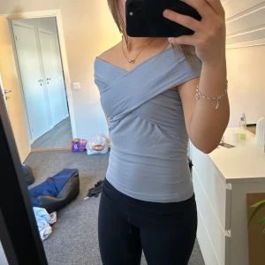 Blå topp - Söt topp som aldrig kommit till användning, endast testad! Köpt från gina tricot i storlek S.